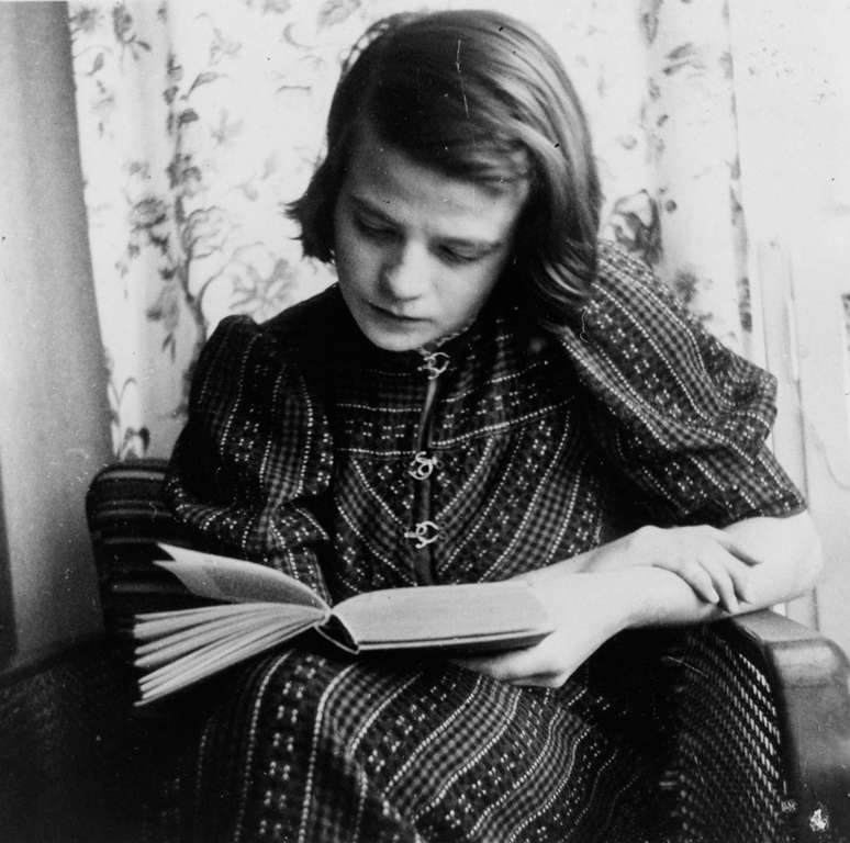 Imagem tirada em 1941 mostra Sophie Scholl lendo um livro