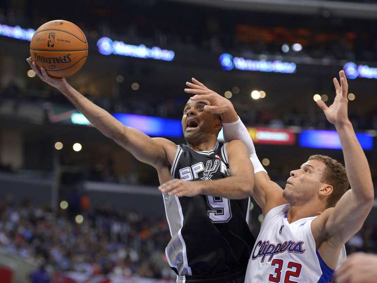 Tony Parker (à esq.) disputa posse com Bale Griffin