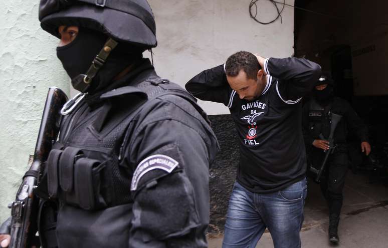 Doze torcedores do Corinthians detidos e acusados de homicídio durante o empate contra o San José foram transferidos da delegacia Fuerza Especial de Lucha Contra el Crimen (Força Especial de Luta Contra o Crime) para um centro de detenção provisório nesta quinta-feira