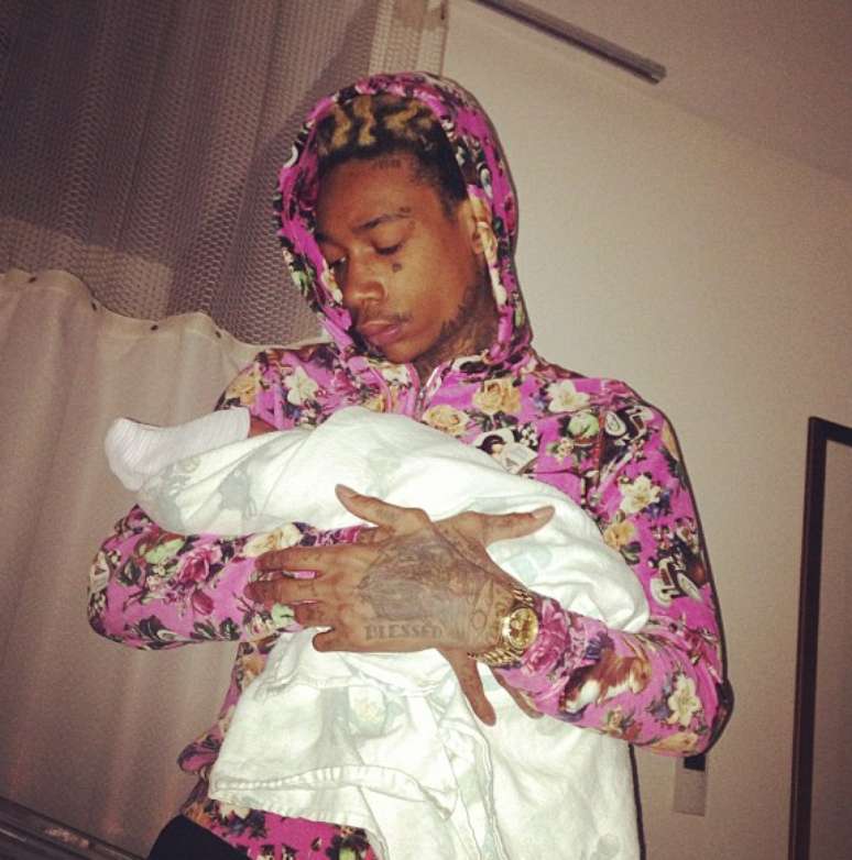 A modelo postou foto do noivo, o rapper Wiz Khalifa, com o beb&ecirc;