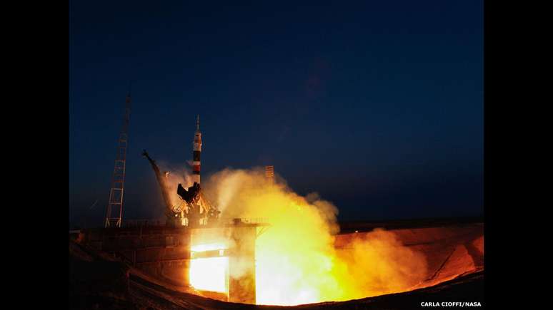 No dia 19 de dezembro de 2012, o astronauta canadense Chris Hadfield embarcou na Soyuz TMA-07M para sua terceira viagem para a órbita da Terra. A primeira ocorreu há 17 anos, quando o astronauta viajou no ônibus espacial Atlantis. Ele foi o primeiro canadense a realizar uma caminhada no espaço e também o primeiro canadense a operar a contribuição do país para as operações no espaço, o braço robótico ou 'Canadarm'. Acima, o lançamento da Soyuz na base do Cazaquistão, em 2012