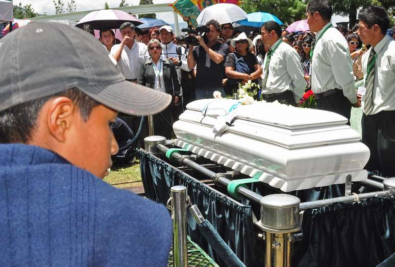 <p>Centenas de familiares e amigos de Kevin acompanharam enterro</p>