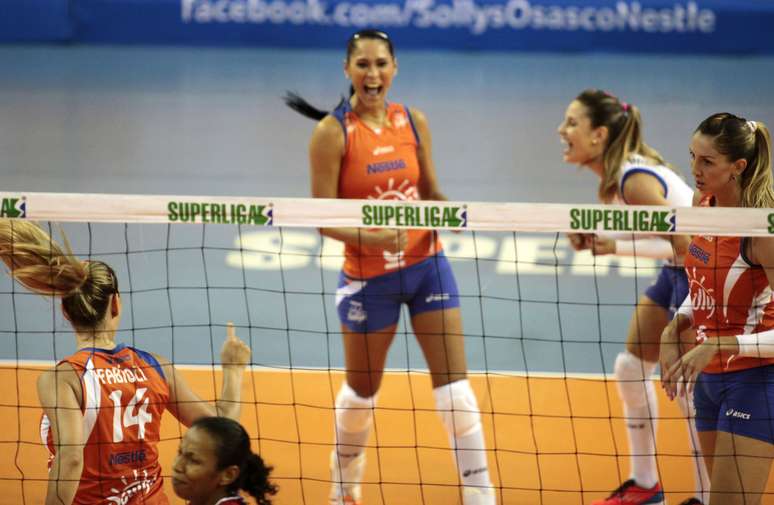 <p>Jogadoras do Sollys/Osasco comemoram ponto contra o Unilever: jogo tenso e decisivo</p>