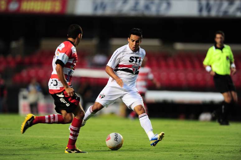 <p>Jadson (foto), Osvaldo e Fábio Lima (contra) fizeram os gols do São Paulo, que superou a pontuação da Ponte Preta</p>