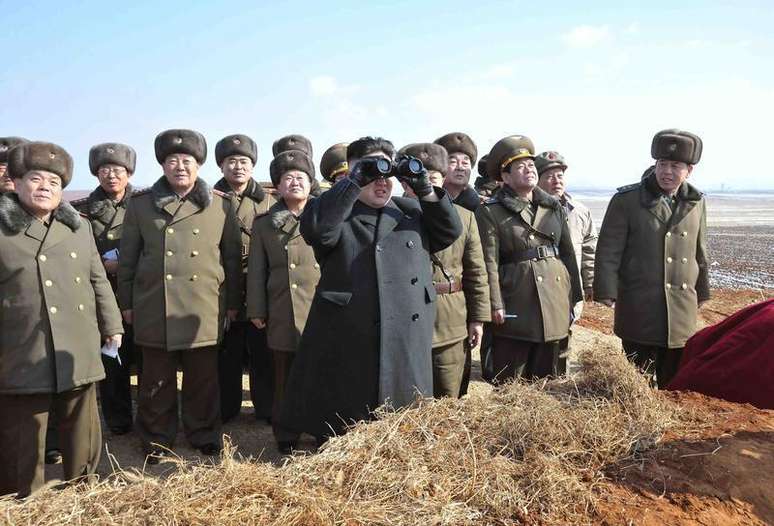 Líder norte-coreano Kim Jong-Un observa exercício aéreo do Exército do Povo Coreano, em Pyongyang, Coreia do Norte. A Coreia do Norte alertou o principal comandante dos EUA sediado na Coreia do Sul de que suas forças sofrerão "uma destruição penosa" se levarem adiante os exercícios de guerra planejados com tropas sul-coreanas, informou a mídia estatal norte-coreana neste sábado. 23/02/2013