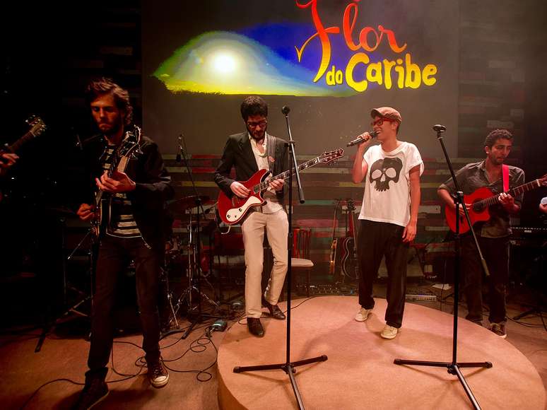 <p>A cantora Maria Gadú foi uma das artistas que agitaram a festa de lançamento da novela 'Flor do Caribe', que estreia na TV Globo no próximo dia 11 de março. Ela se apresentou com a banda 5 a Seco no evento, realizado no Vila Garden, na zona oeste de São Paulo, neste sábado (23)</p>