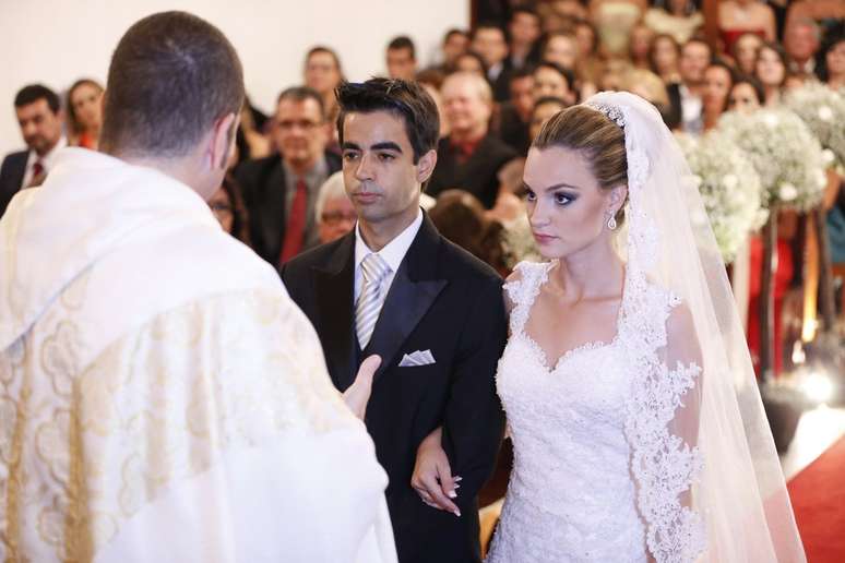 A ex-paquita Thalita Ribeiro e o ator Patrick de Oliveira se casaram na noite de sábado (23), na Igreja Nossa Senhora da Luz, no Alto da Boa Vista, no Rio de Janeiro. Os dois optaram por uma cerimônia tradicional, em que a noiva usou um vestido branco, véu e grinalda, e o noivo vestiu um terno