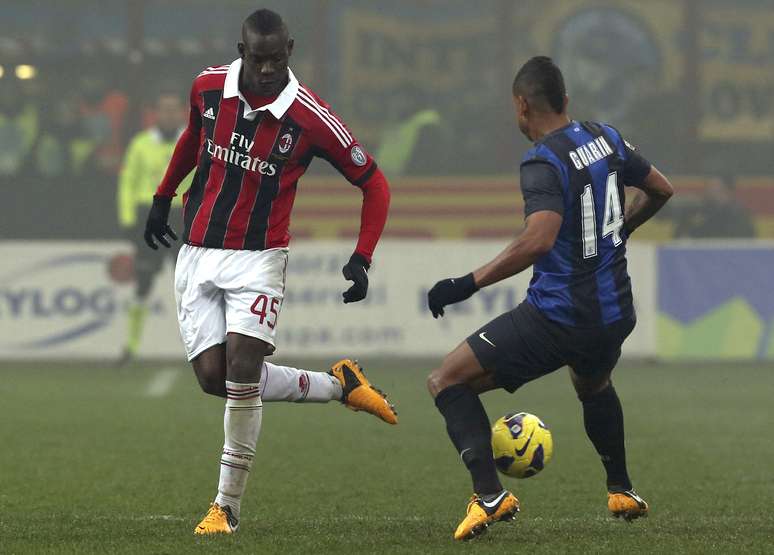 Clássico foi o 1º de Balotelli pela Milan e manteve rivais em situação ruim na tabela