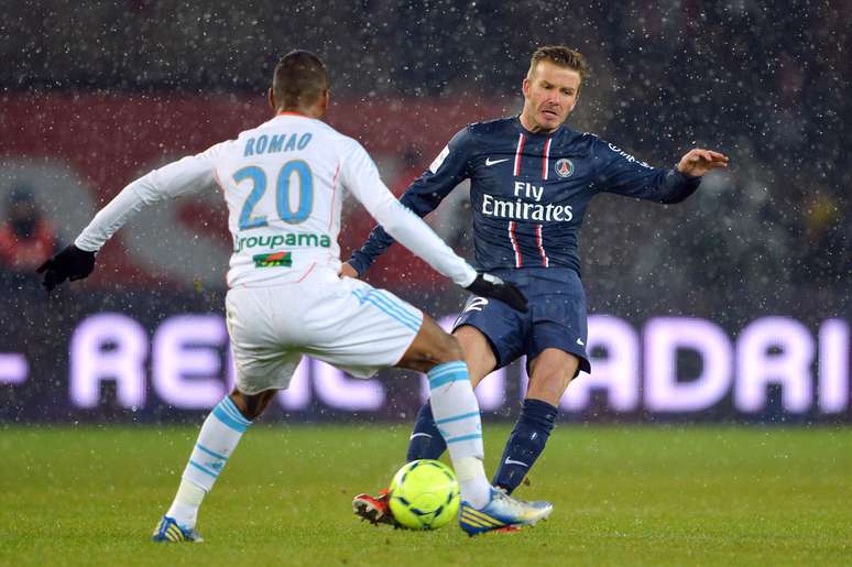 Astro inglês David Beckham estreou pelo Paris Saint-Germain na vitória por 2 a 0 sobre o Olympique de Marselha