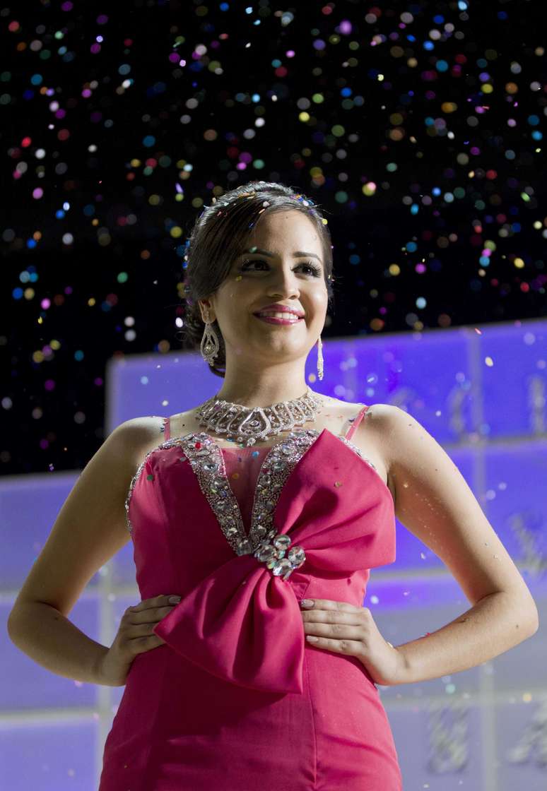 Magdabelyn Parra G&aacute;mez, 18 anos e conhecida como Belyn, observa o p&uacute;blico ap&oacute;s conquistar o t&iacute;tulo de Rainha do Carnaval de Guam&uacute;chil em 2013, em 26 de janeiro de 2013. Belyn seguiu os passos de Susy, sua amiga e mentora