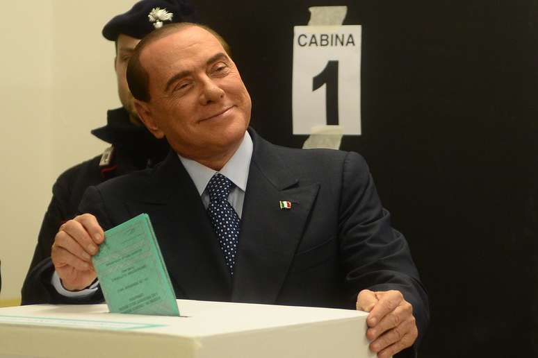 <p>O ex-primeiro-ministro italiano Silvio Berlusconi vota&nbsp;em Mil&atilde;o</p>