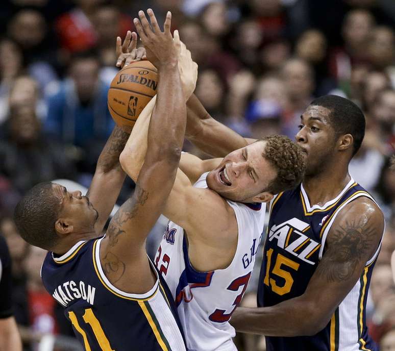 <p>Blake Griffin, piv&ocirc; do Los Angeles Clippers,&nbsp;sofre marca&ccedil;&atilde;o de Earl Watson (&agrave; esq.) e&nbsp;Derrick Favors, jogadores do Utah Jazz</p>