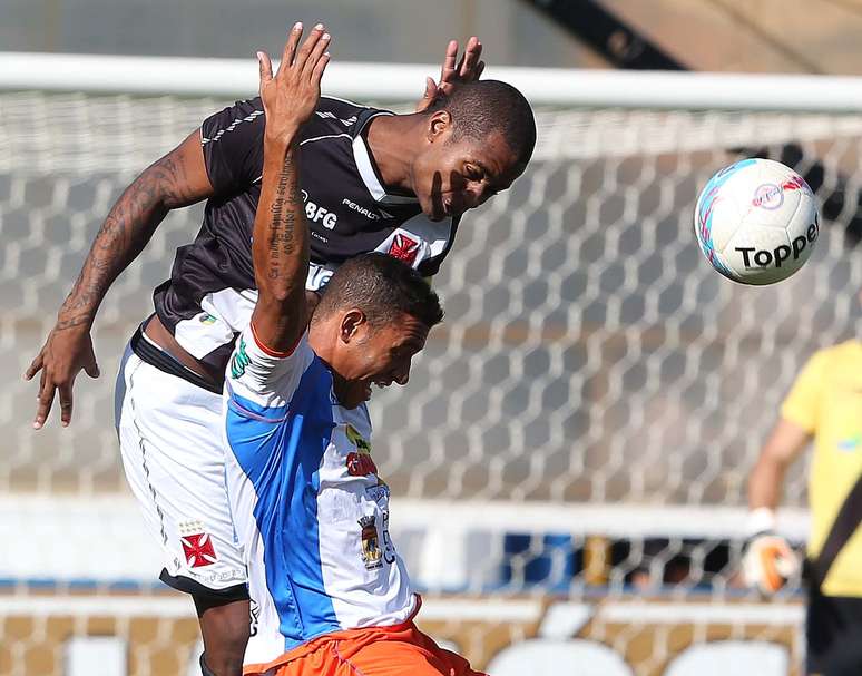 <p>Duque fez 1 a 0 no primeiro tempo, mas Vasco virou e assegurou liderança; agora, pega o Fluminense</p>