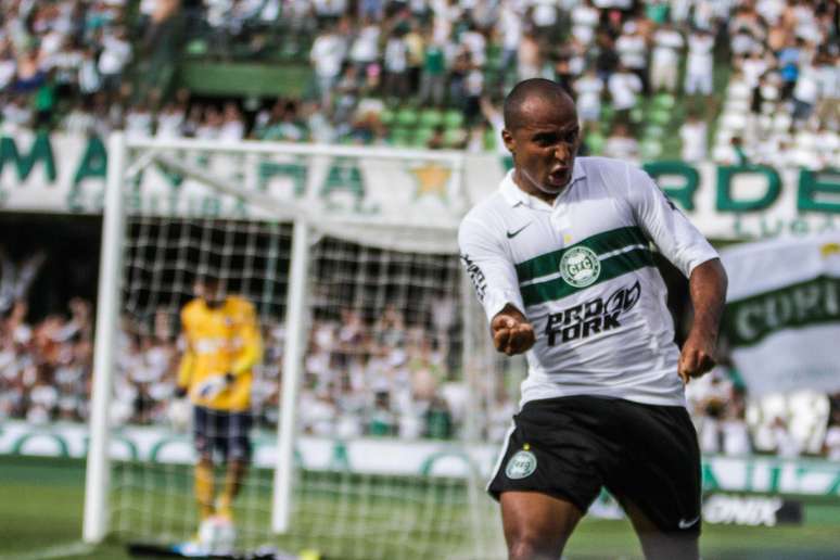 Deivid fez um dos gols do Coritiba no clássico paranaense