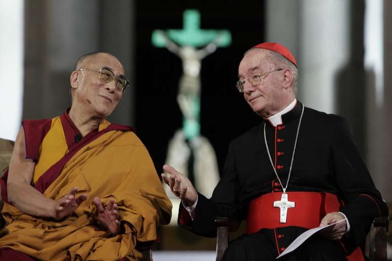 Em foto de 2006, Dom Cláudio (dir.), então Arcebispo de São Paulo, recebe a visita do Dalai Lama, líder espiritual tibetano