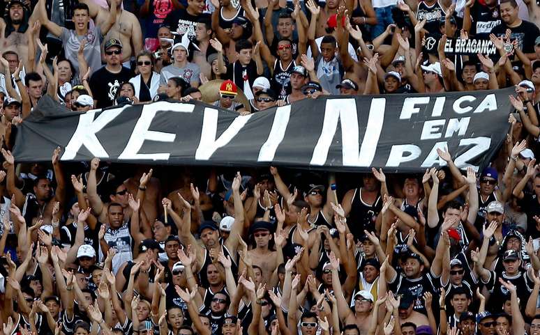 <p>De luto pela morte do boliviano Kevin Espada,&nbsp;14 anos, em Oruro, na Bol&iacute;via, ap&oacute;s ser atingido por um sinalizador atirado pelos alvinegros, o Corinthians empatou por 2 a 2 com o Bragantino neste domingo</p>