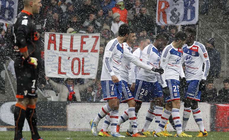 Sob neve, Lyon venceu partida diante da torcida