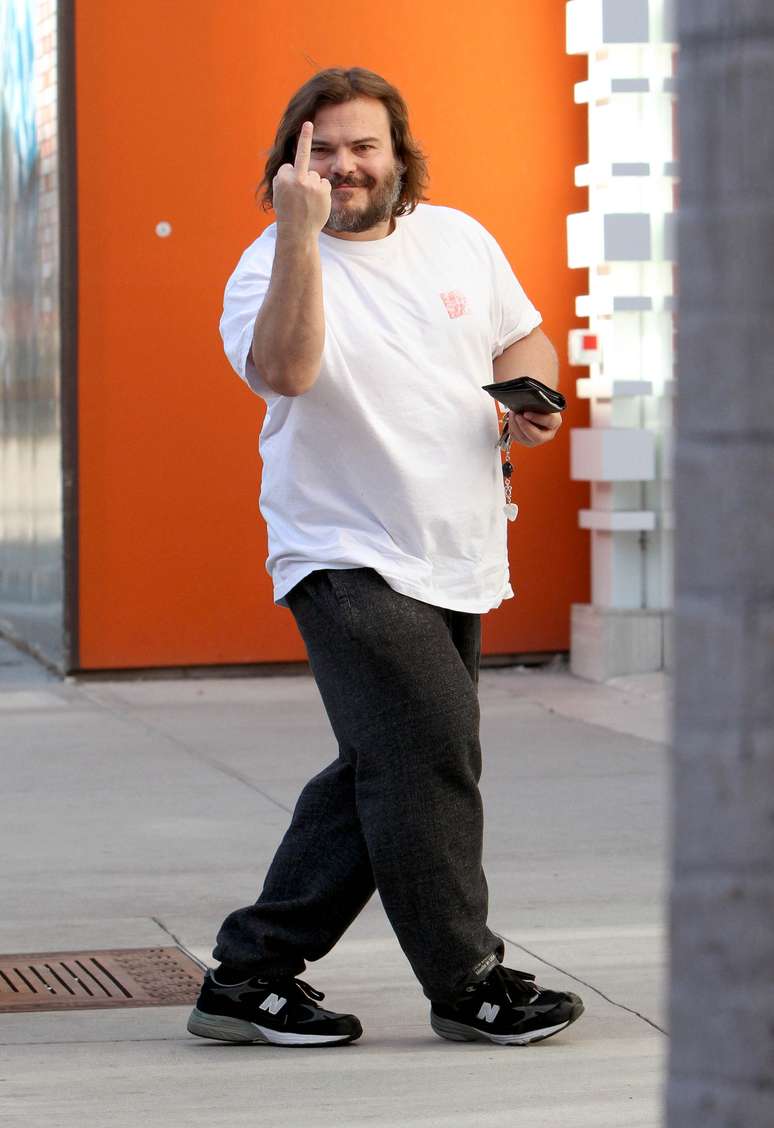 Ao perceber que estava sendo clicado por um paparazzo enquanto fazia compras em Beverly Hills, Califórnia, na quinta-feira (21), o comediante Jack Black mostrou, com um sorriso no rosto, o dedo do meio ao fotógrafo