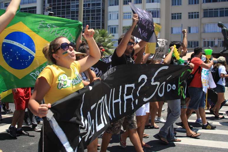 Manifestantes caminharam pela orla de Copacabana durante ato contra o presidente do Senado