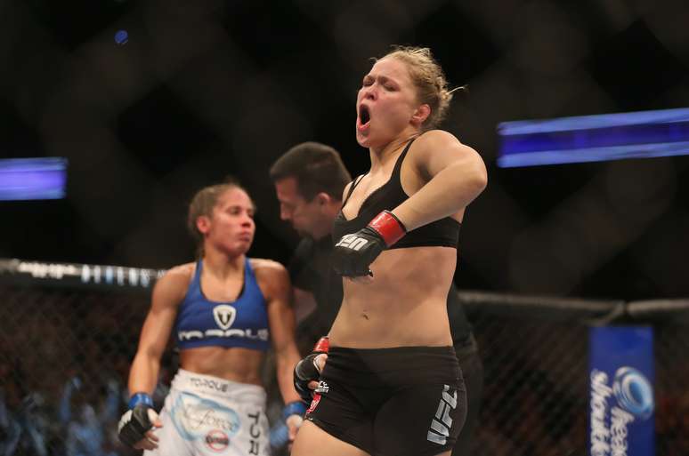 Ronda Rousey comemora ap&oacute;s derrotar Liz Carmouche e manter seu cintur&atilde;o na primeira luta feminina da hist&oacute;ria do UFC