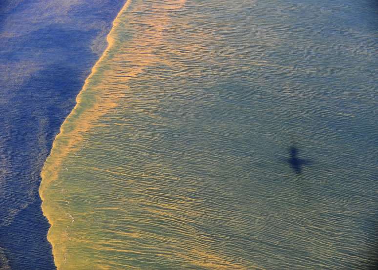 Mancha de óleo é vista sobre o mar no Golfo do México na costa de Mobile, Alabama, em 6 de maio de 2010