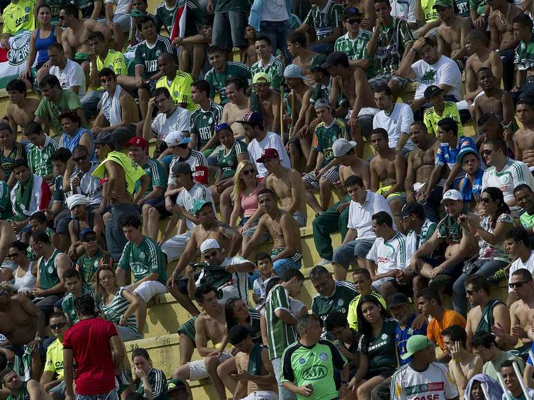 <p>Torcida palmeirense se manifesta divida após confusão entre organizada e jogadores</p>