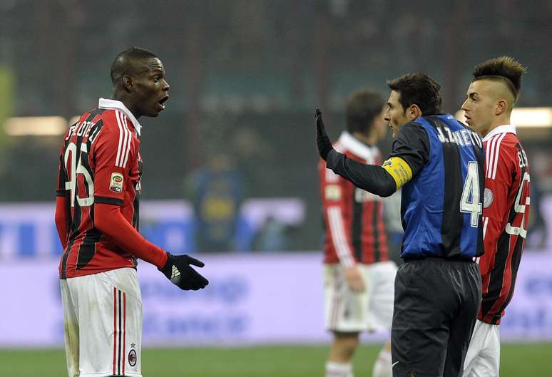 <p>Mario Balotelli discute com ex-companheiro, Javier Zanetti, por comportamento da torcida da Inter em cl&aacute;ssico</p>