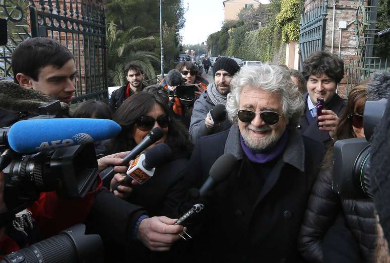 Beppe Grillo conversa com jornalistas após votar em seção eleitoral na localidade de Saint Ilario, perto de Gênova