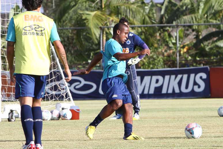 <p>Borges voltou a trabalhar com bola entre os companheiros do Cruzeiro</p>