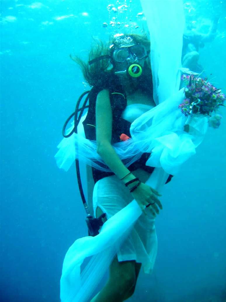 <p>No casamento submarino a a decoração fica por conta da natureza submarina do local</p>