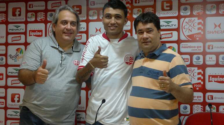 Toninho Monteiro (esquerda), Kieza e Paulo Wanderley na segunda vez que o jogador foi apresentado como atleta do Náutico, no segundo semestre de 2012 