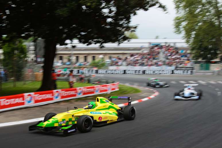 <p>Sem categoria de base no Brasil, Gustavo Lima foi do kart para o automobilismo europeu</p>