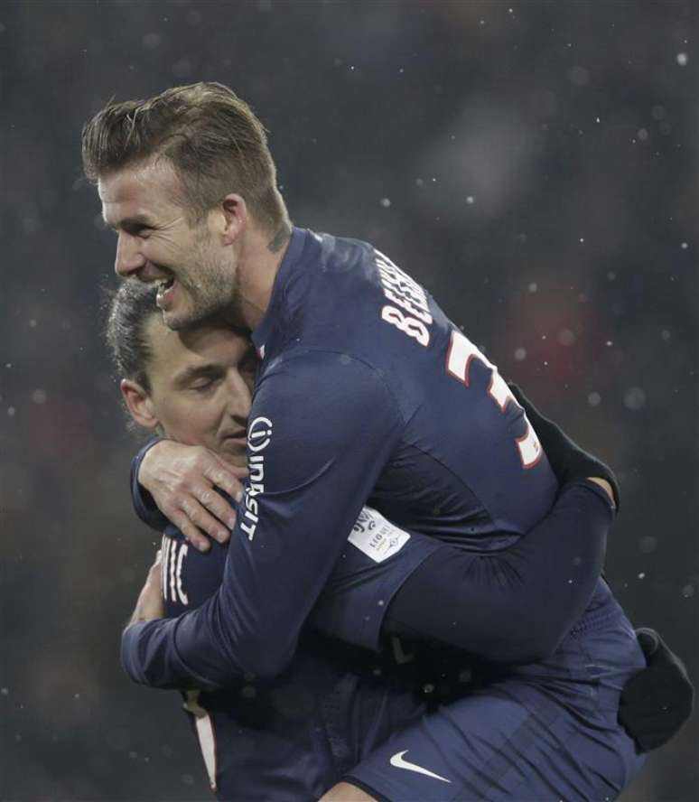 David Beckham, do Paris Saint-Germain, parabeniza Zlatan Ibrahimovic por marcar gol contra o Olympic Marseille no estádio Parc de Princes, em Paris. 24/02/2013