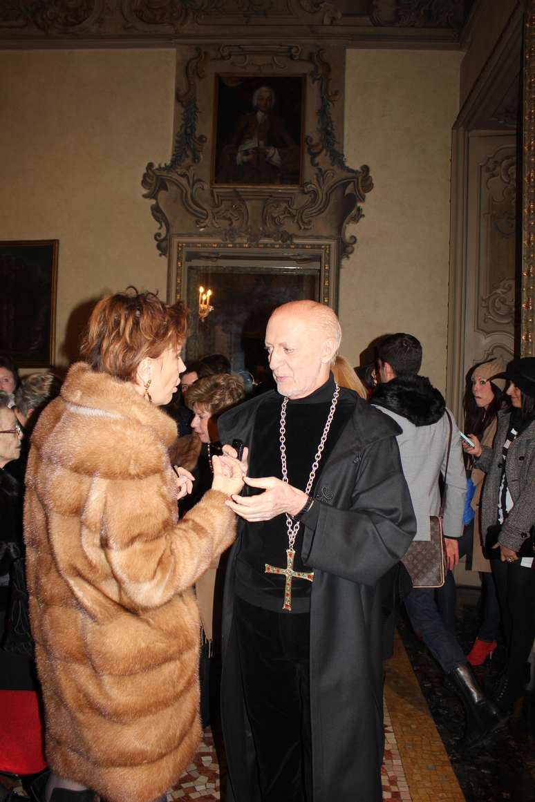 <p>Ao final do desfile, Lorenzo Riva desfilou seu modelito &quot;frade&quot;</p>