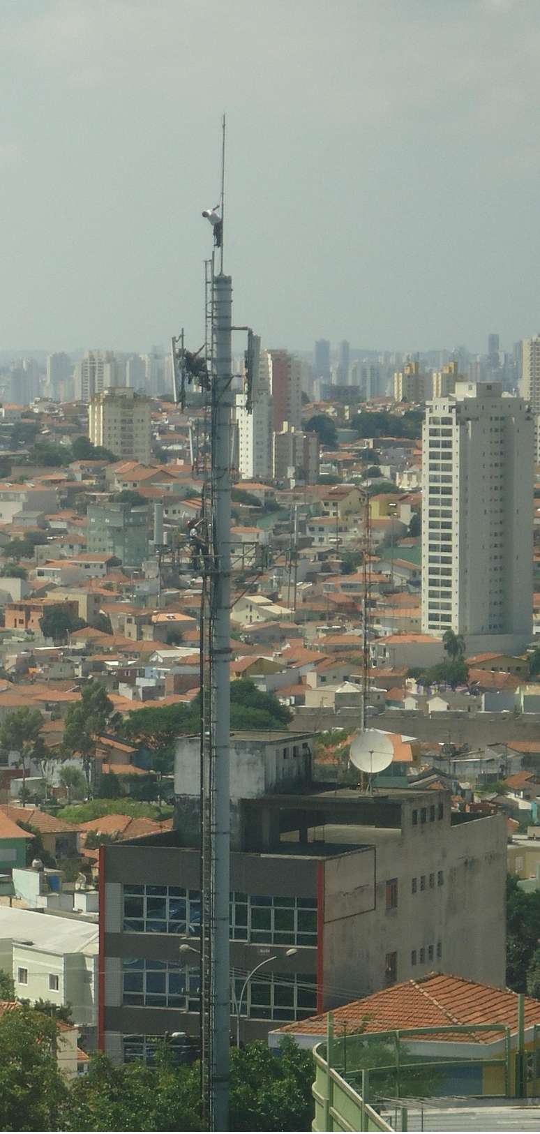 <p>Torre de telefonia fica na altura do número 200 da avenida Tucuruvi, zona norte de São Paulo</p>
