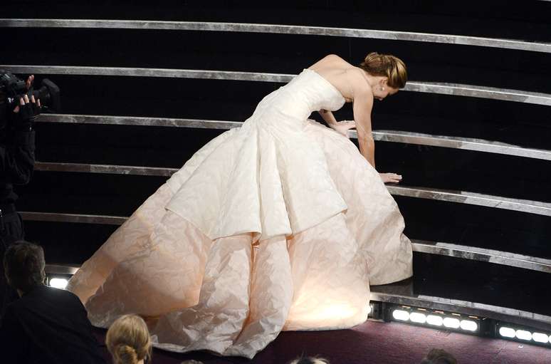 Jennifer Lawrence caiu ao receber o prêmio de Melhor Atriz, por 'O Lado Bom da Vida'.