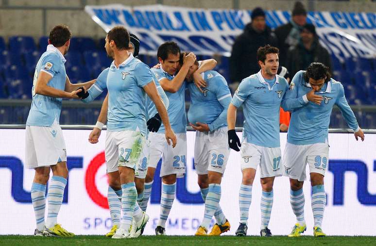 Jogadores da Lazio comemoram gol em vitória sobre o Pescara