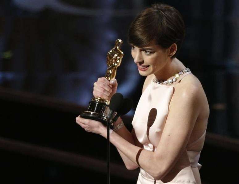 Anne Hathaway ganha o Oscar de melhor atriz coadjuvante por seu trabalho em "Os Miseráveis", em Los Angeles, nos Estados Unidos, na madrugada desta segunda-feira. 25/02/2013