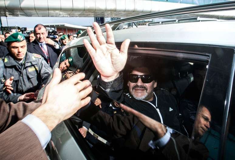 Maradona acena após desembarque no Aeroporto de Fiumicino, em Roma