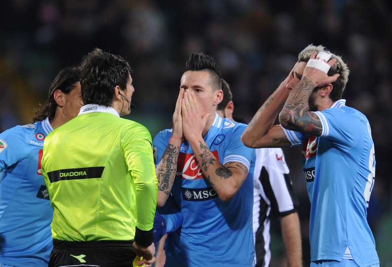 Jogadores do Napoli reclamam com a arbitragem em empate sem gols