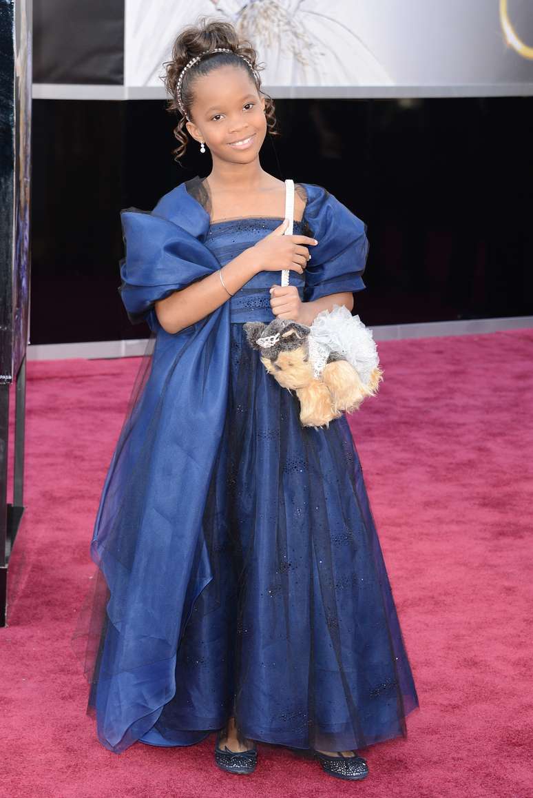 <p>A atriz Quvenzhané Wallis, de apenas 9 anos, e que concorre ao Oscar de Melhor Atriz por 'Indomável Sonhadora', passou pelo tapete vermelho do Oscar 2013, neste domingo (24), no Hollywood & Highland Center, na Califórnia</p>