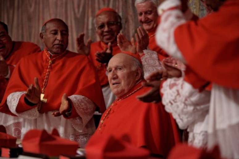 <p><strong>Habemus papam (2011)</strong><br />Se você não assistiu, este é um ótimo momento. Habemus papam mostra os bastidores de uma eleição papal. Após a morte do Papa e a convocação do conclave do Vaticano para a escolha do novo pontífice, contudo, ocorre uma surpresa. Depois de diversas votações, enfim a fumaça branca se eleva anunciando que a Igreja tem o escolhido. Os fiéis, amontoados na Praça de São Pedro, aguardam a primeira aparição do novo Papa (Michel Piccoli). No entanto, ele não vai a público por não suportar o peso da responsabilidade do novo cargo. Os demais cardeais, tentando resolver a crise, resolvem chamar um psicanalista (Nanni Moretti) para trata-lo.</p>