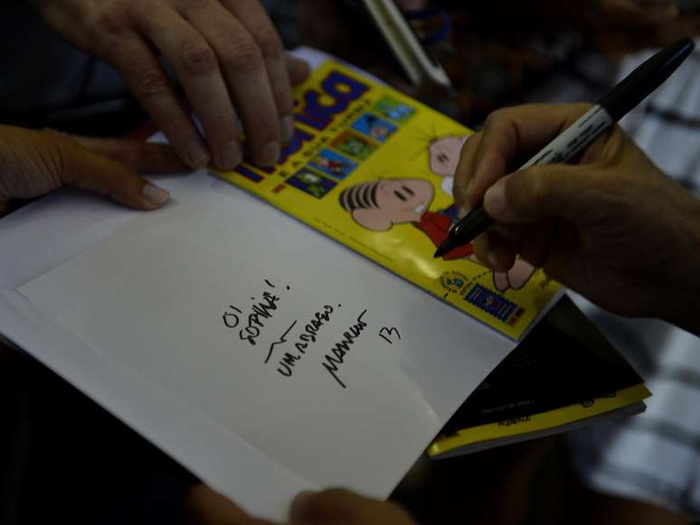 <p>Mauricio de Sousa dá autógrafo durante evento do aniversário de 50 anos da Mônica, em SP</p>