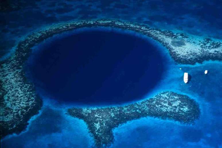 <p><strong>Grande Buraco Azul, Belize</strong> - Com mais de 300 metros de diâmetro e 130 de profundidade, o local é um dos melhores lugares do mundo para a prática do mergulho</p>