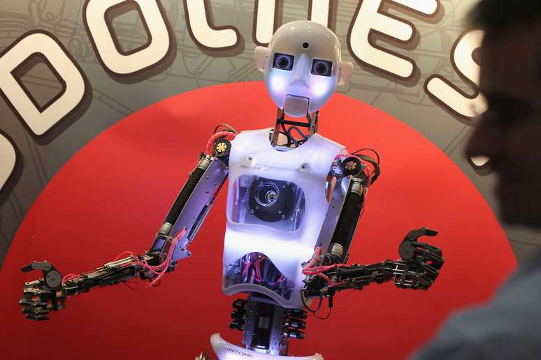 Robô interage com humanos durante feira de tecnologia na Alemanha