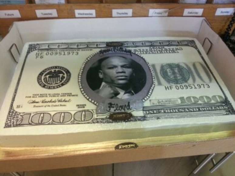 <p>Floyd Mayweather Jr. exibe bolo gigante com "nota de US$ 1 mil"</p>