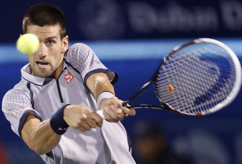 O sérvio Novak Djokovic devolve a bola para o compatriota Viktor Troicki durante partida individual na primeira rodada do Torneio de Dubai, nos Emirados Árabes. 26/02/2013.