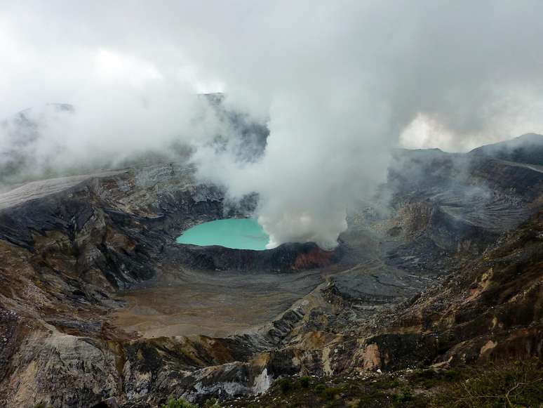 Na outra cratera do vulcão forma-se, constantemente, uma nuvem de fumaça branca, proveniente da evaporação da água da chuva em contato com a rocha quente