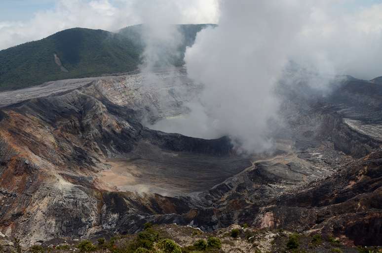 Chegar ao topo de um vulcão é uma das experiências imperdíveis da Costa Rica