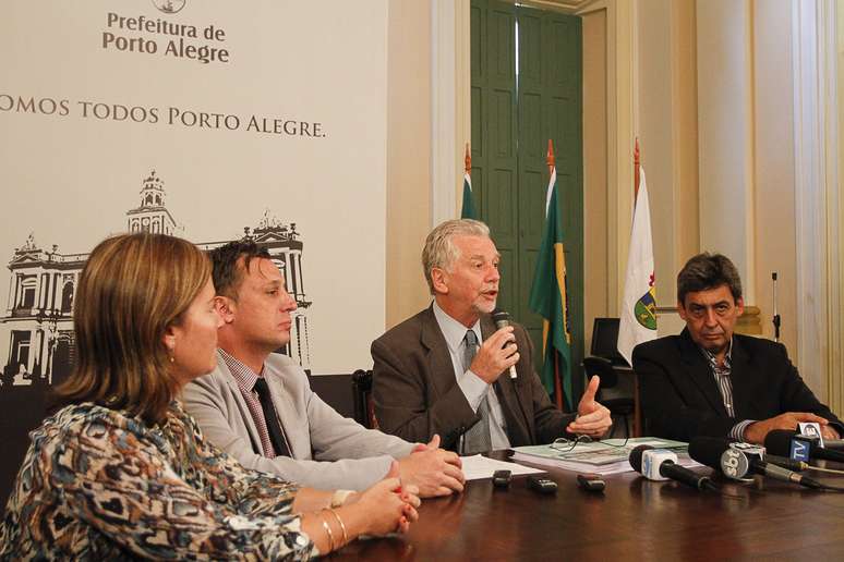 <p>Fortunati presta coletiva para esclarecimentos das ações da prefeitura em relação ao conduto Álvaro Chaves</p><p> </p>